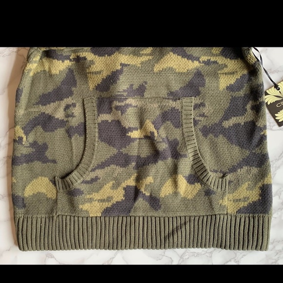 Camo Hooded Sweater - SIZE S (NEW) - Picture 7 of 9